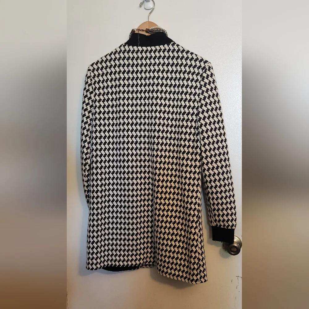 Stylish Black and White Houndstooth Women's Coat With Coordinating Necklacd - Picture 5 of 5